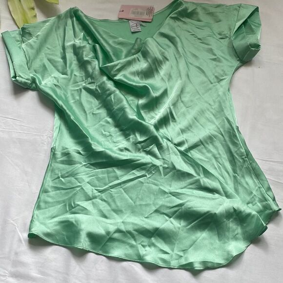 ⭐️nwt Miss Miss by Valentina Satin Short Sleeve Top⭐️ - Picture 2 of 8